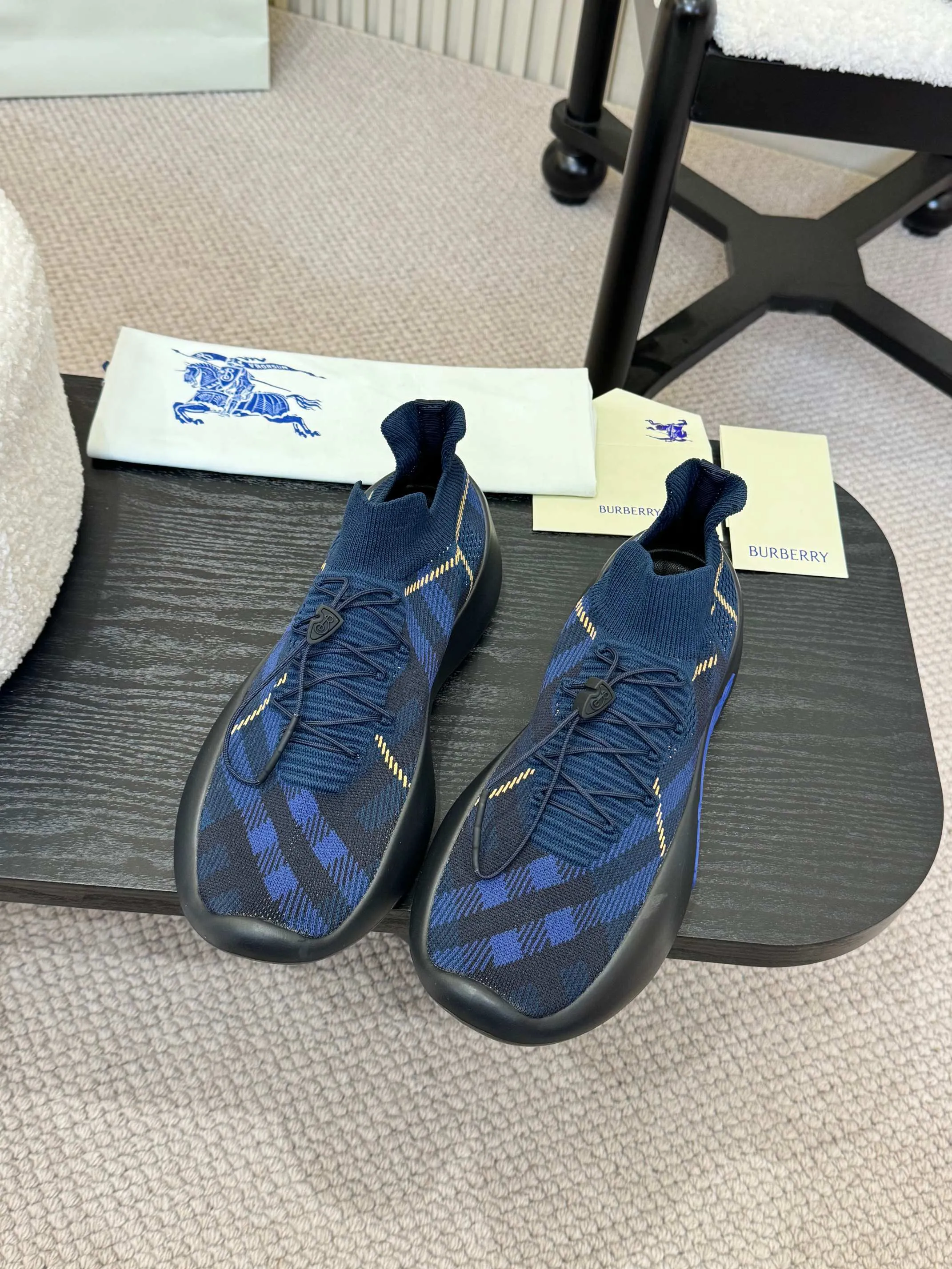 Men's men's shoes💰680 Burberry's 2025 hot model is released, ultra-light socks and shoes, versatile, decorated with worsted Burberry plaid pattern. Featuring a mesh lining and checkered laces, the rubber sole features the archive Burberry monogram. From Burberry's iconic collection, these wardrobe staples are interpreted with the brand's signature style.   ✅Fabric: Classic cotton fly ✅Lining: Silk cowhide lining ✅Outsole: Ultra-light rubber foam sole ✅Color: Sapphire, original packaging ✅Code number: Men's 39-46 (customized for 39,46)